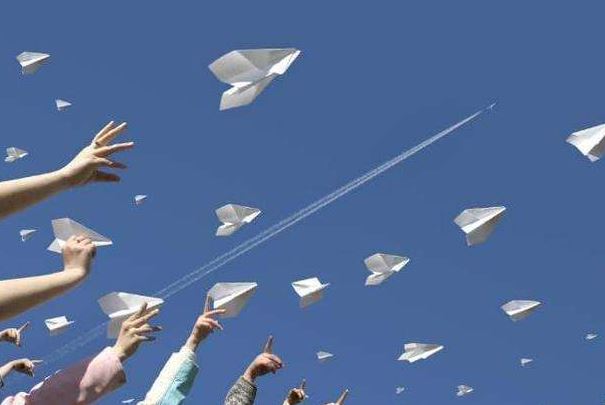 能飞9000000米的纸飞机是真是假