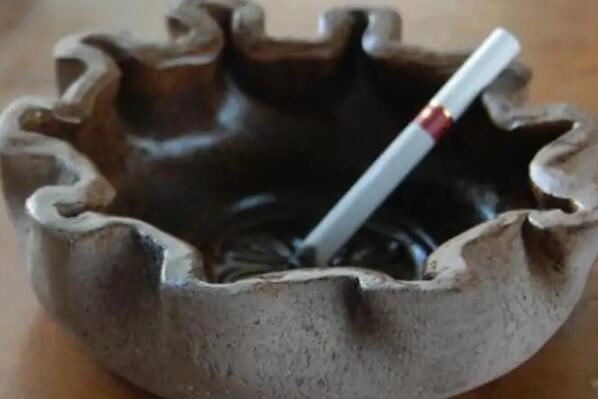 烟灰缸里为什么不能倒水是什么梗