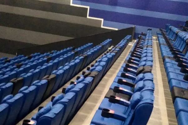 电影院坐第几排最好