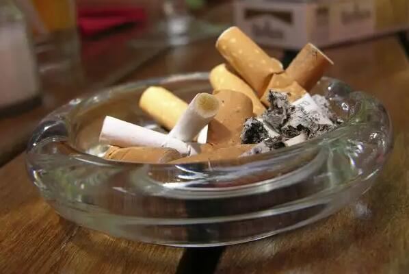 烟灰缸里为什么不能倒水