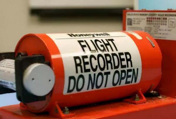 黑匣子是什么材料做的